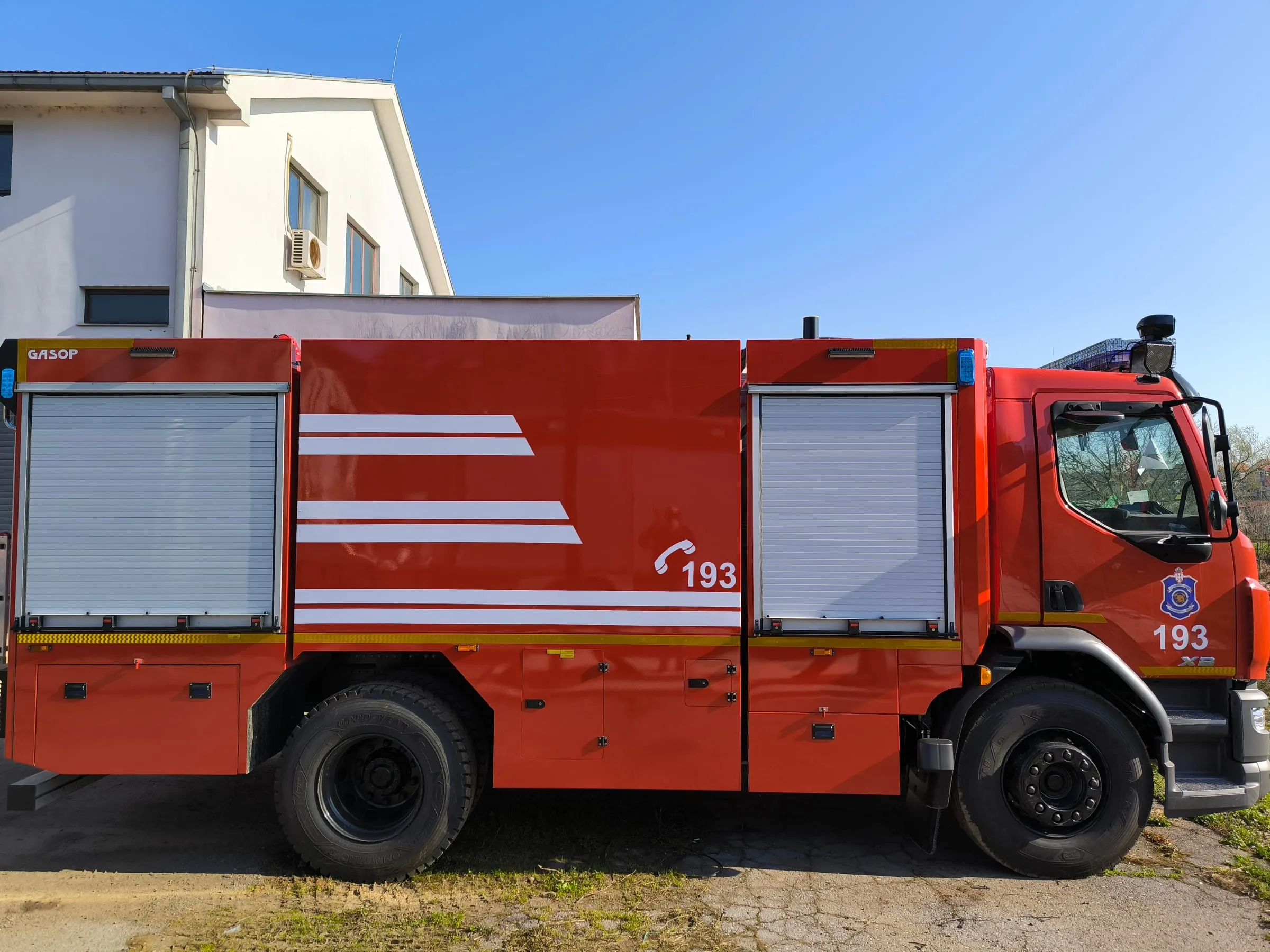 Seitenansicht eines roten Gasop-Feuerwehrfahrzeugs