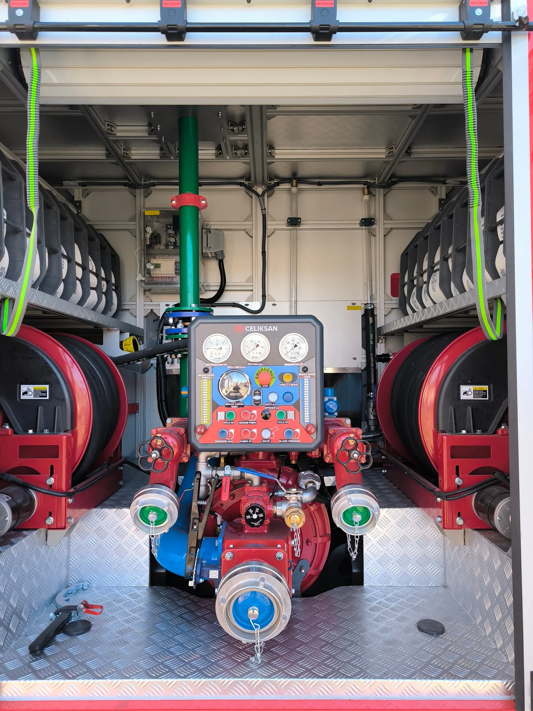 Pumpenausrüstung im Heckgeräteraum eines Feuerwehrfahrzeugs